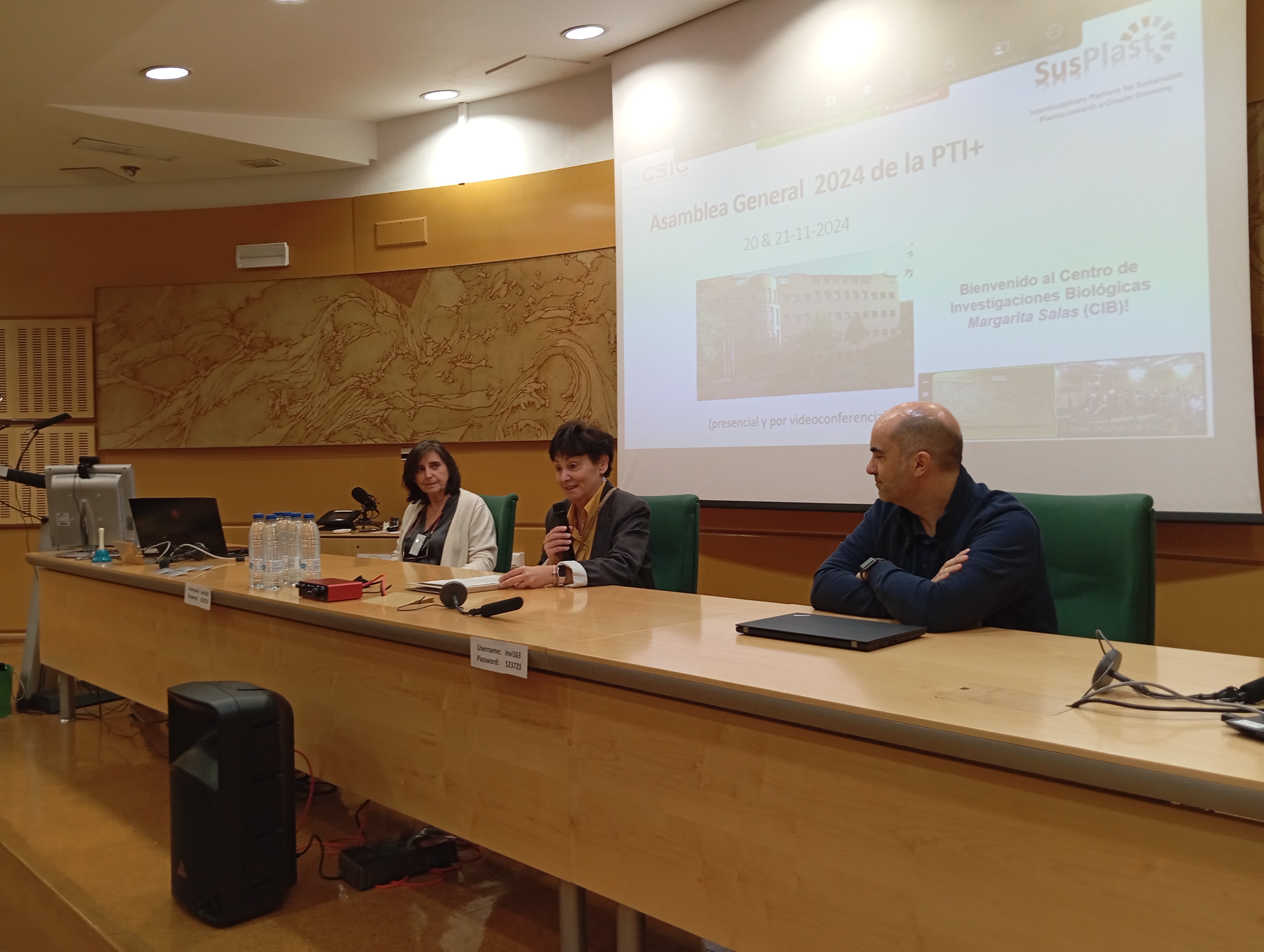 Carmen Gómez Guillén (center), Member of the "Life" Area Commission and representative of the Deputy Vice-Presidency of Scientific and Technical Areas (VAACT) of the CSIC, during the inauguration together with the coordinators of the PTI, Auxiliadora Prieto (CIB) and Juan Rodríguez (ICTP)